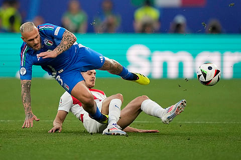 Federico Dimarco is tackled by Josip Stanisic